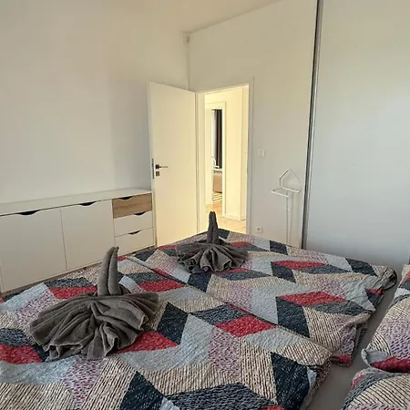 Klimatizovany Apartmanovy Dom, S Virivkou, 1b Senec