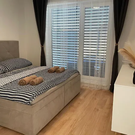Klimatizovany Apartmanovy Dom, S Virivkou, 1b * סנץ