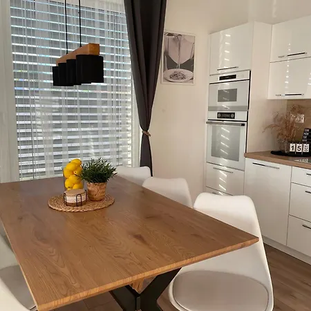 Klimatizovany Apartmanovy Dom, S Virivkou, 1b * סנץ